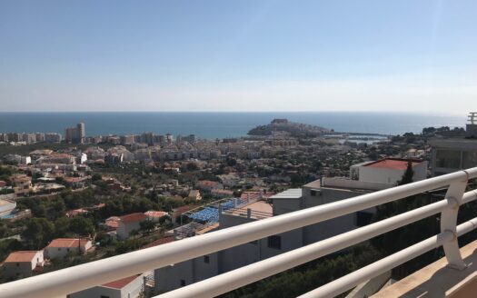 Terraza con vistas al mar y al castillo de Peñiscola