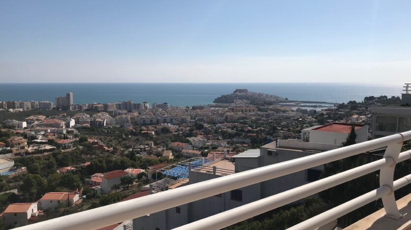 Terraza con vistas al mar y al castillo de Peñiscola